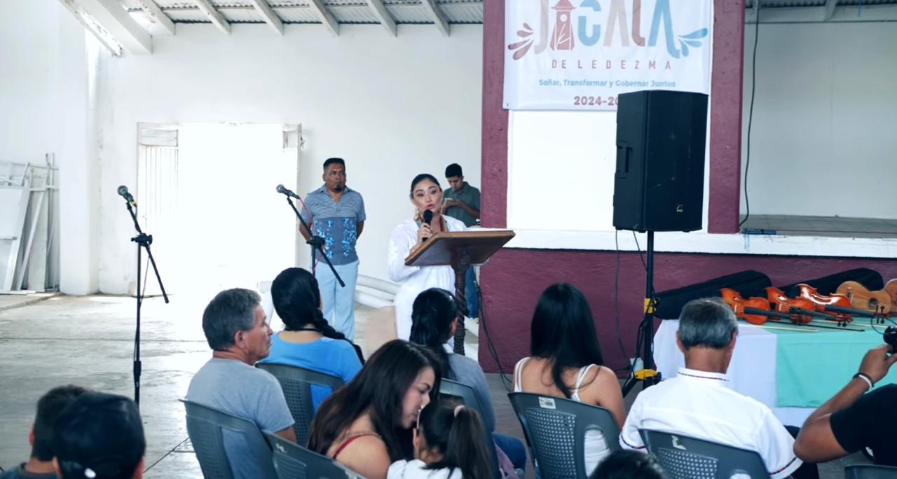 Alcaldesa Kendra Martínez inauguró taller de música huasteca