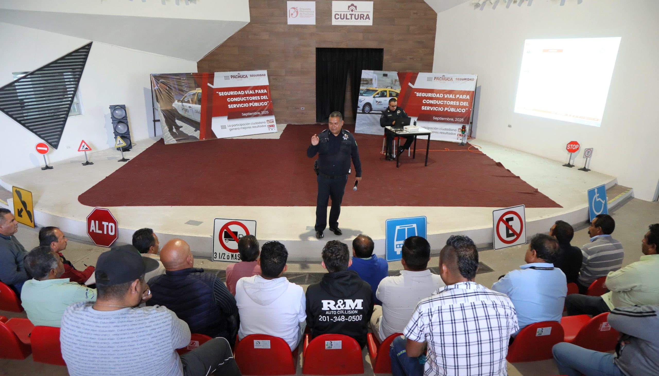 Capacitan a más de 100 operadores del transporte público en Pachuca  