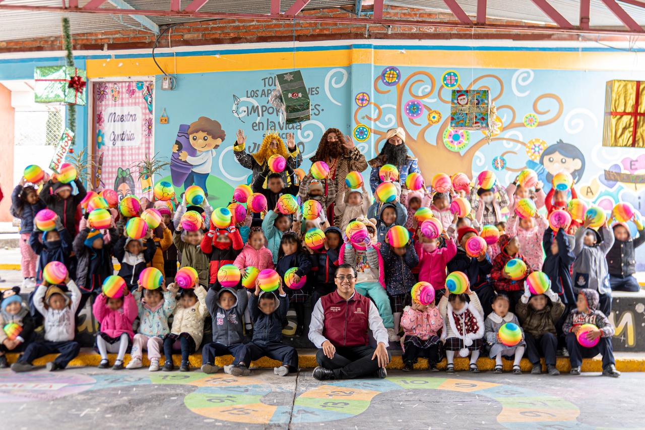 Rosca de Reyes lleva alegría a niñas y niños de diversas comunidades